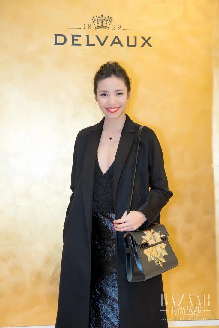 Linda李静穿一字肩上衣超美!雪肤玉貌性感靓丽