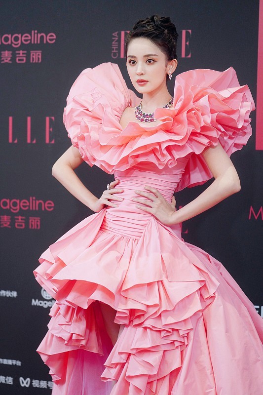 古力娜扎穿粉色花朵礼服甜美优雅,犹如仙女