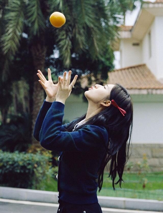 赵露思学院风打扮又纯又欲,“肉感腿”成优势