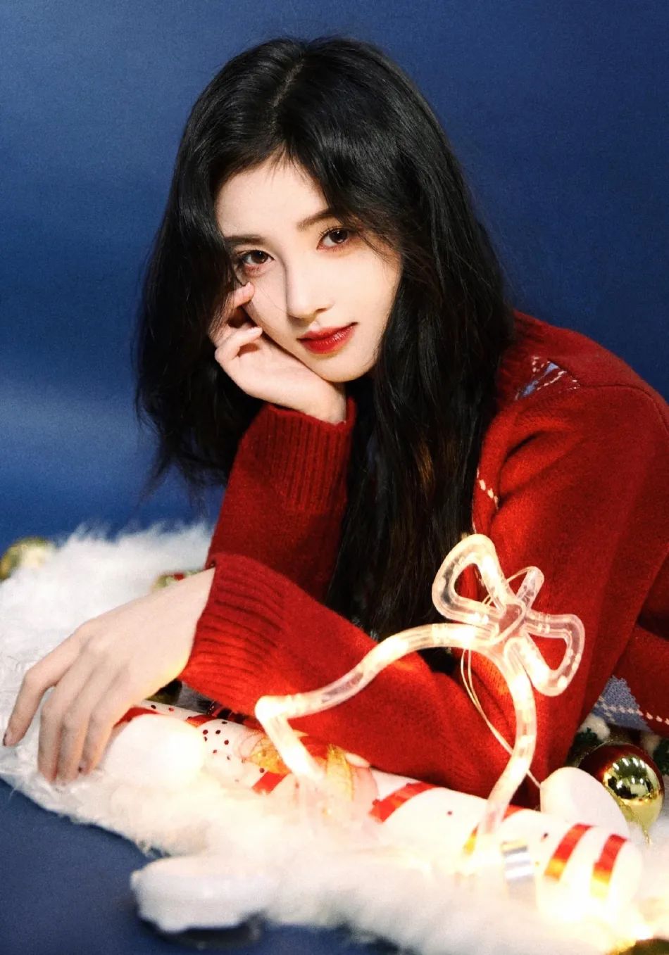 鞠婧祎穿红色毛衣超甜美！烈焰红唇明媚动人