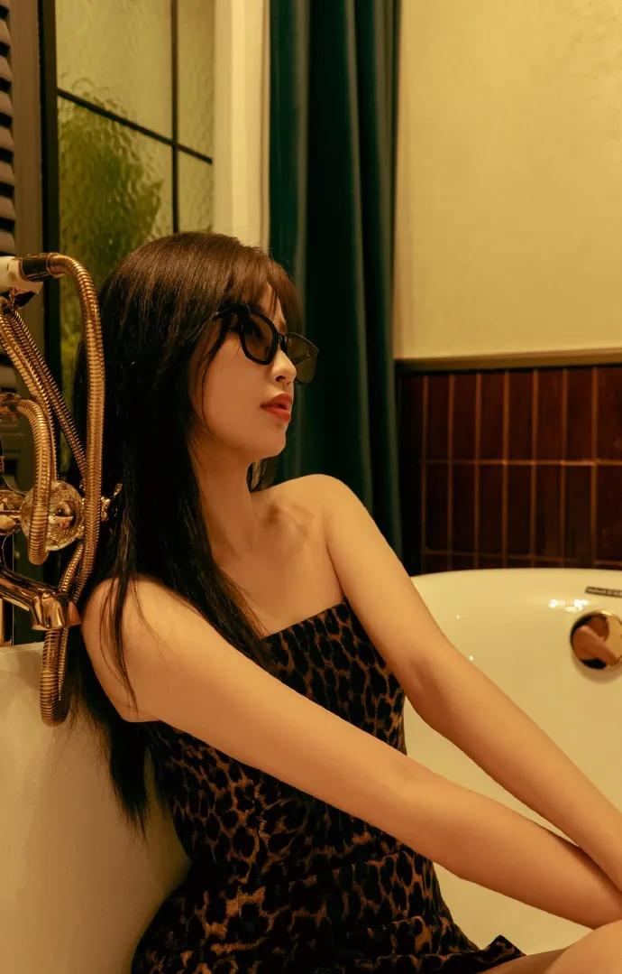 虞书欣穿抹胸豹纹短裙超美!魔鬼身材妩媚性感