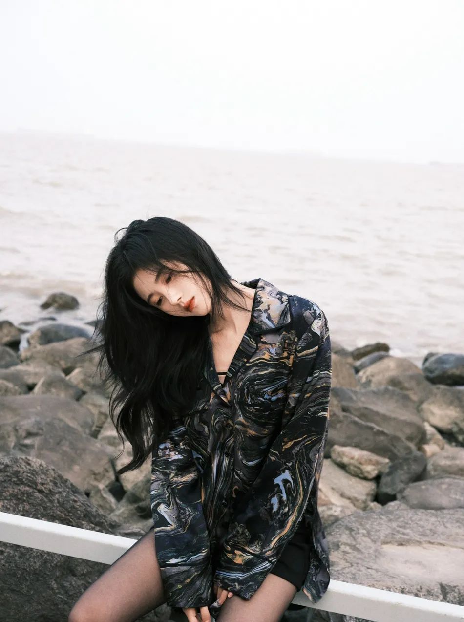 鞠婧祎冬日写真美得让人窒息！妆容精致长腿太惊艳