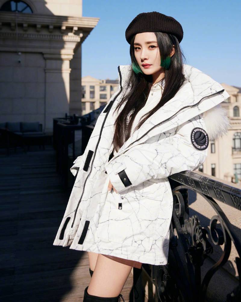 杨幂跨年穿搭彩排图曝光，黑色反光羽绒服保暖还好看