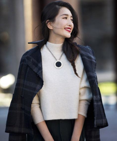 江疏影棕色长发利落洒脱，穿牛仔装显好身材