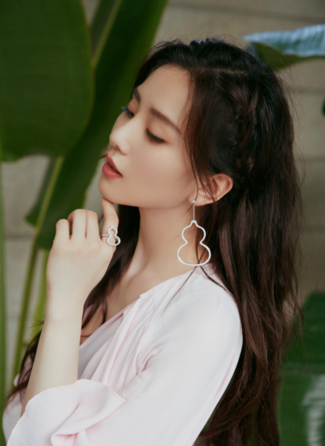 刘诗诗穿粉色长裙芭蕉树下拍照，耳环超大超惹眼