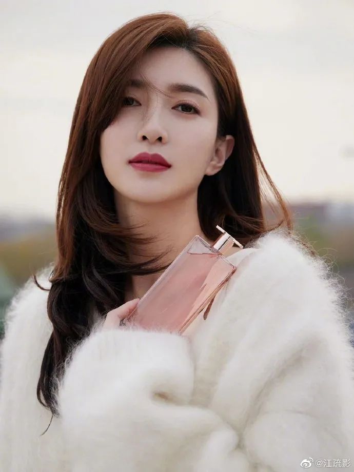 江疏影晒出靓丽美图！大长腿优雅性感