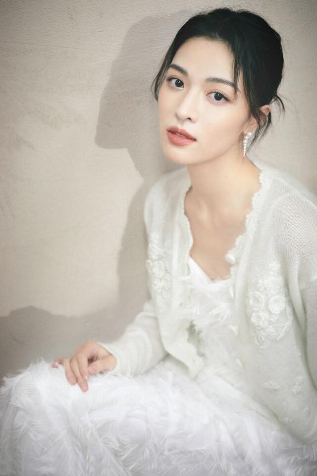 钟楚曦穿吊带羽毛裙温柔又性感,直角肩让人羡慕