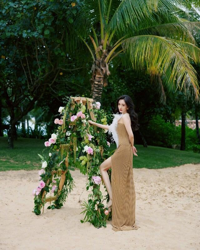 杨幂穿高叉裙硬是凹出大姐大气场,双腿又细又长