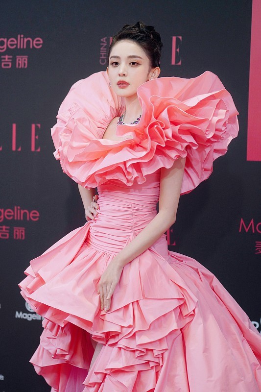 古力娜扎穿粉色花朵礼服甜美优雅,犹如仙女