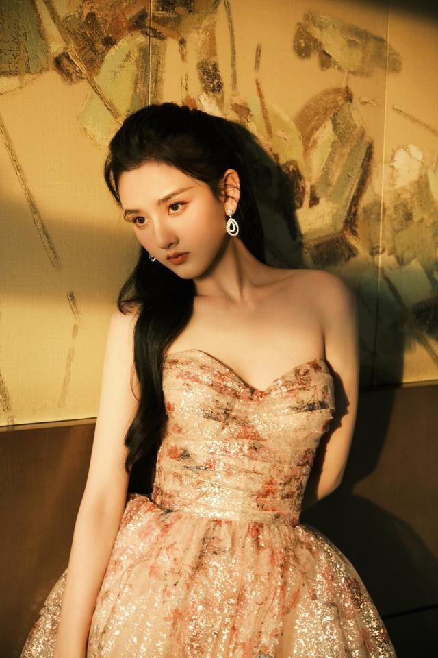 宋祖儿穿抹胸裙凹凸感迷人，身材让人羡慕 时尚 第5张