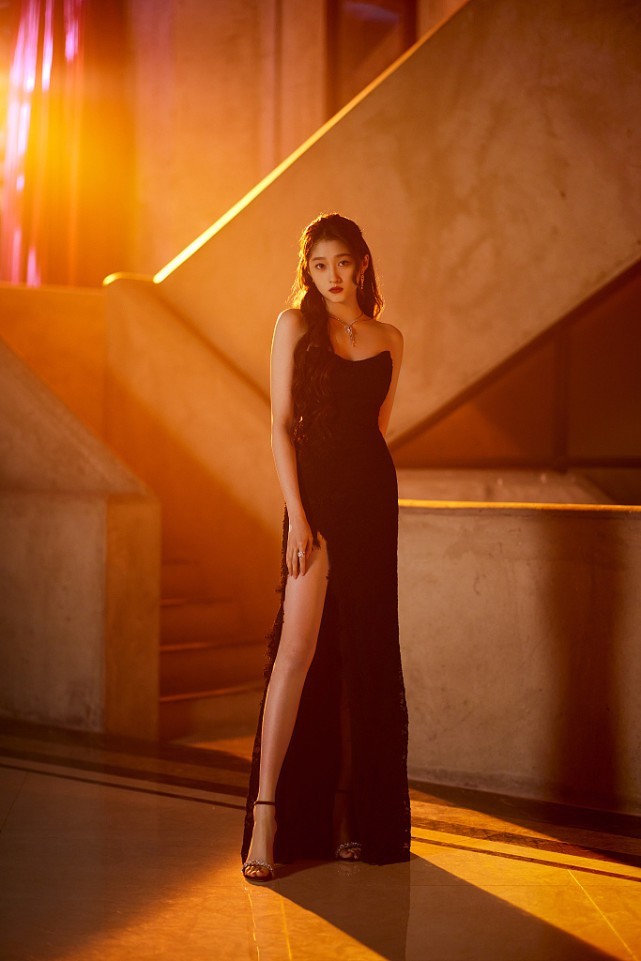 关晓彤穿黑色长裙“背影杀”绝了！高挑身材养眼还有气质