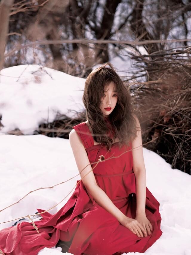 虞书欣大雪地里穿吊带裙扮“在逃公主”,真是不怕冷