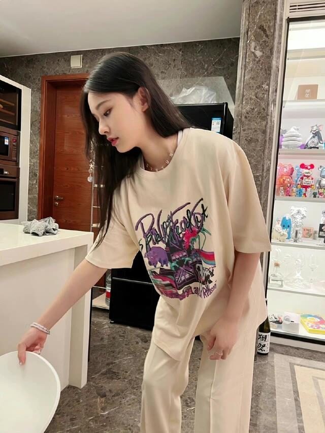 林允简单T恤搭配阔腿裤温柔舒适,简约新颖配色方案成亮点