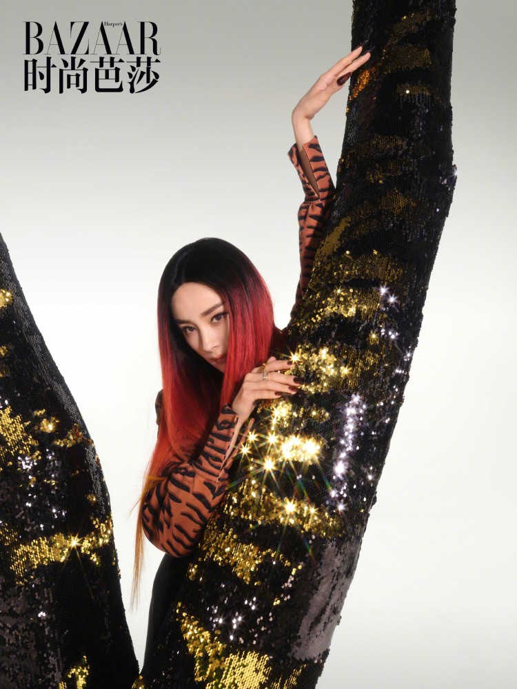 杨幂“虎年”首个大刊曝光！穿豹纹套装气场全开