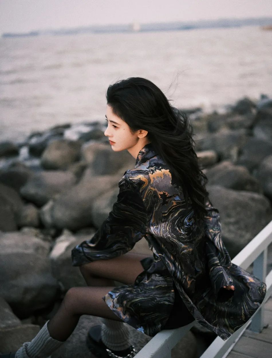 鞠婧祎冬日写真美得让人窒息！妆容精致长腿太惊艳