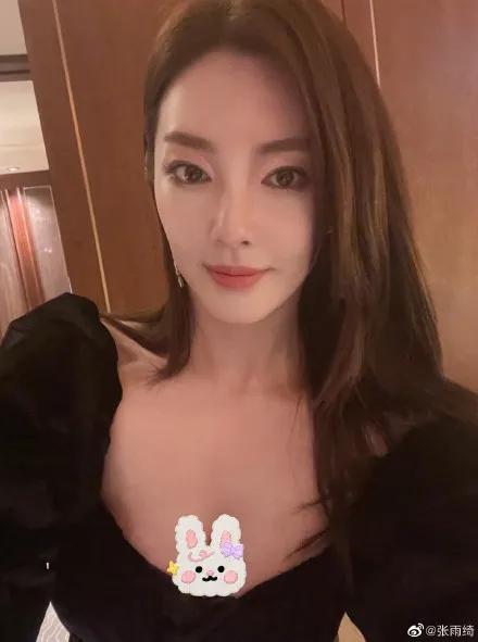 张雨绮穿黑色高开衩礼服超美！魔鬼身材性感火辣