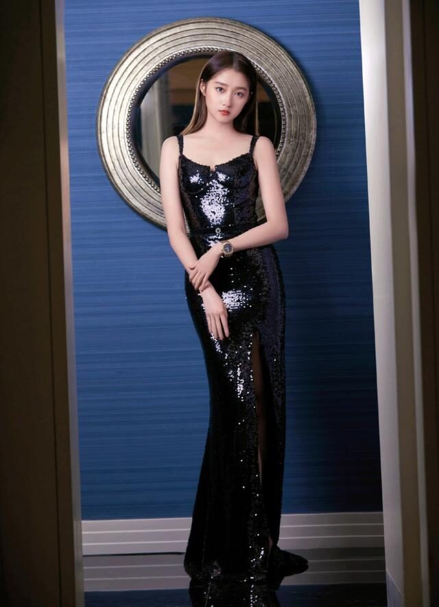 关晓彤穿漆皮吊带裙凹凸感迷人,还大胆开高叉秀腿