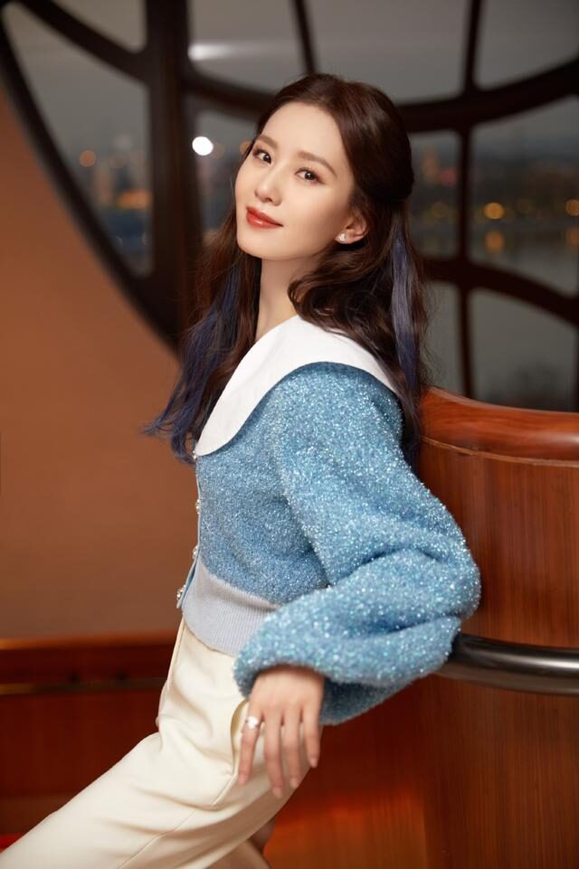 刘诗诗清爽配色打扮温柔有韵味,还是那样有少女感