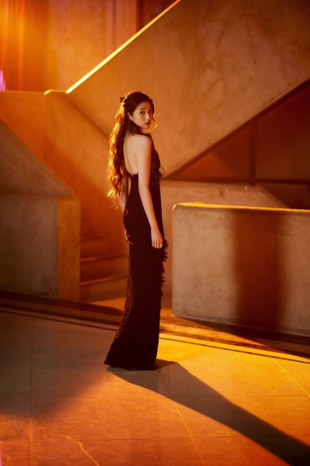 关晓彤穿黑色长裙“背影杀”绝了！高挑身材养眼还有气质