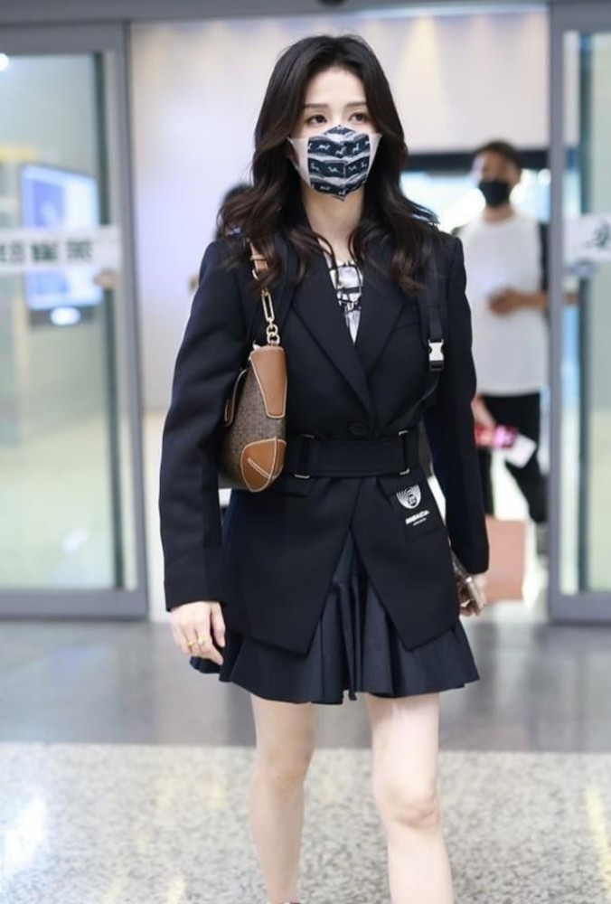 白鹿机场街拍:上身御姐西装配下身萌妹短裙,太会穿了