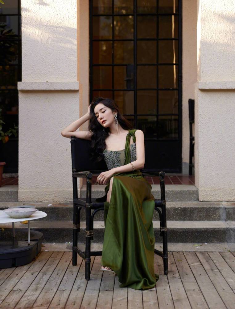 杨幂跨年穿搭彩排图曝光，黑色反光羽绒服保暖还好看