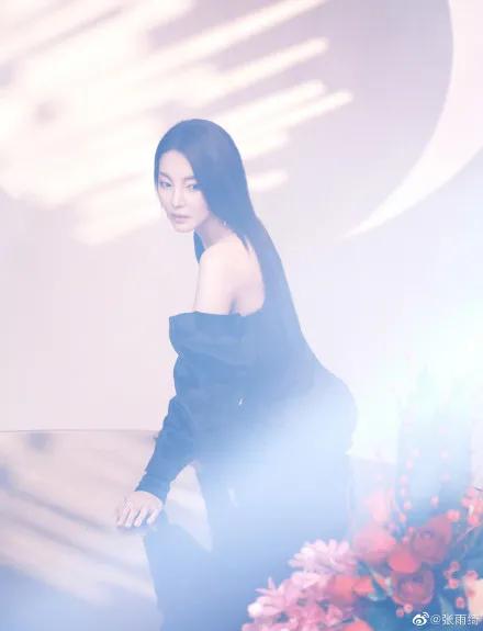 张雨绮穿黑色高开衩礼服超美！魔鬼身材性感火辣