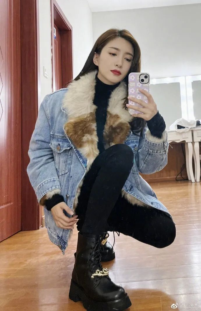 江疏影晒出靓丽美图！大长腿优雅性感