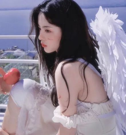 杨超越穿白裙大秀香肩！性感俏丽美不可挡