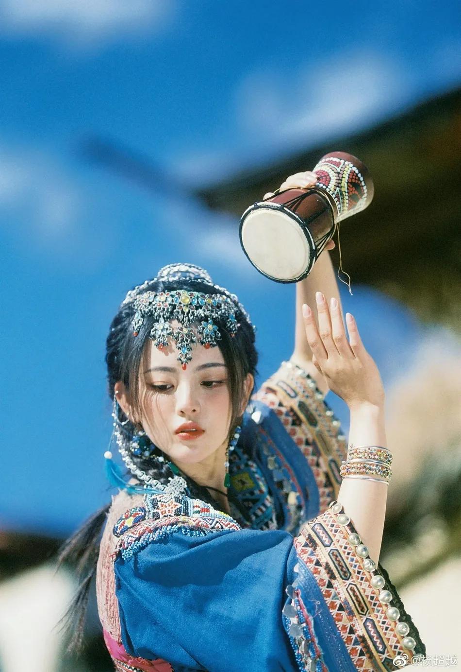 杨超越最新民族风造型超美！异域风情装扮太惊艳