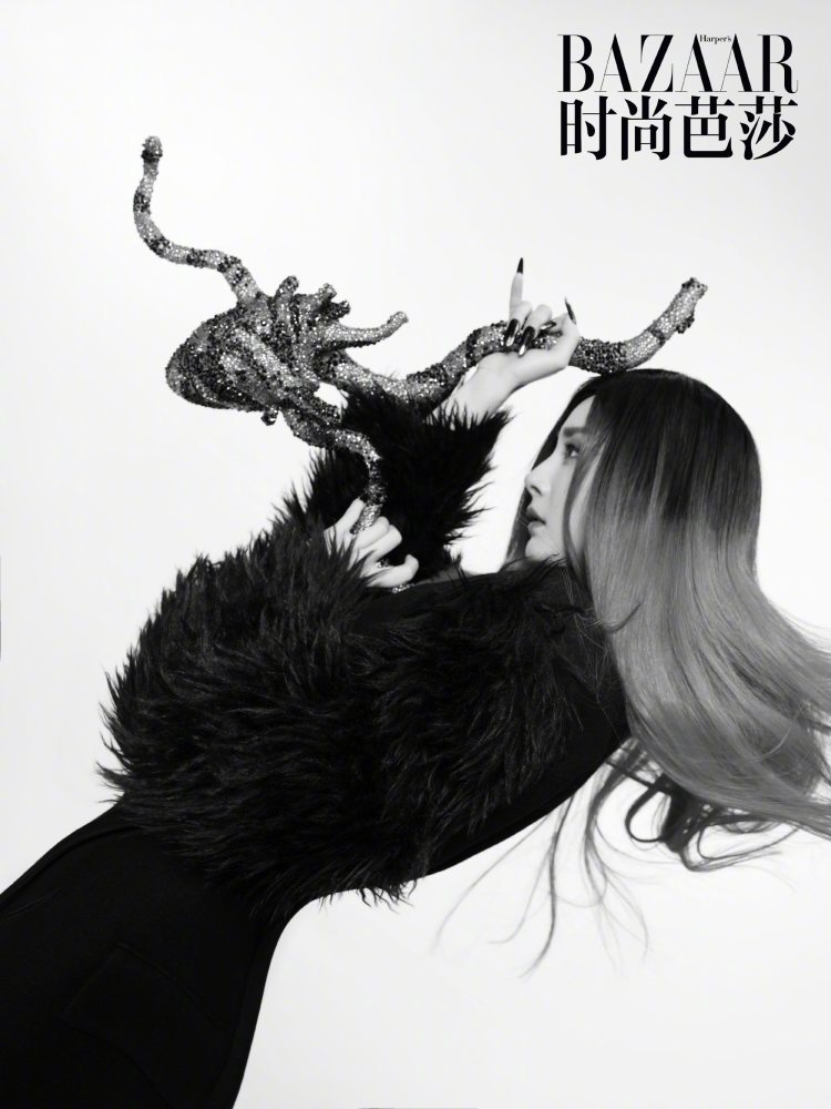 杨幂“虎年”首个大刊曝光！穿豹纹套装气场全开