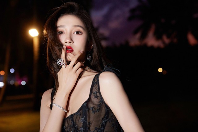 关晓彤穿黑色长裙“背影杀”绝了！高挑身材养眼还有气质