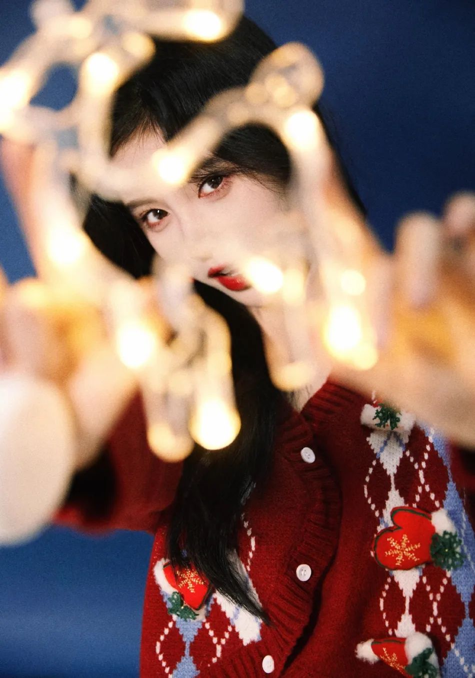 鞠婧祎穿红色毛衣超甜美！烈焰红唇明媚动人