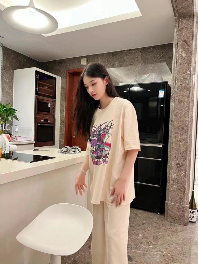 林允简单T恤搭配阔腿裤温柔舒适,简约新颖配色方案成亮点