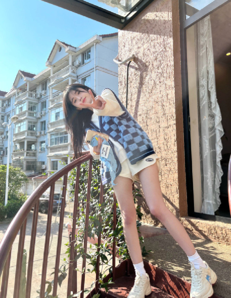 鞠婧祎海军风上衣配小短裙，气质温婉活泼太可爱