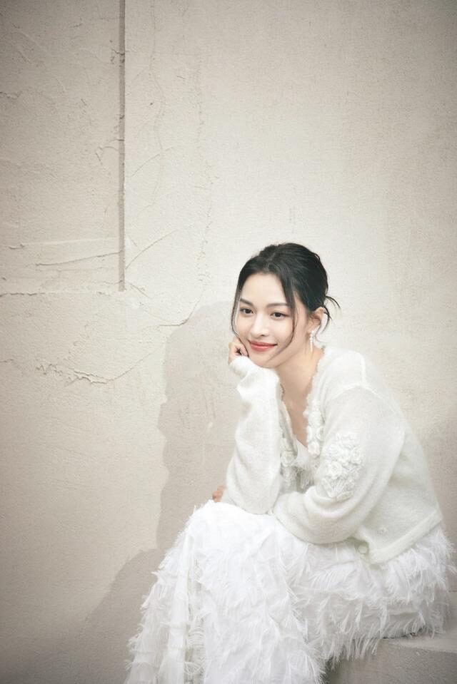 钟楚曦穿吊带羽毛裙温柔又性感,直角肩让人羡慕