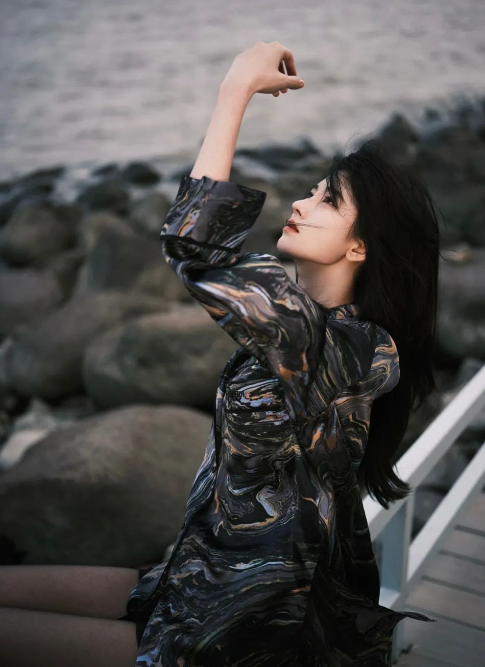 鞠婧祎冬日写真美得让人窒息！妆容精致长腿太惊艳