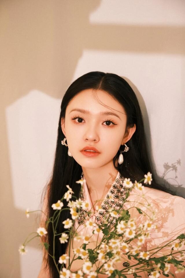林允穿粉裙打扮似邻家女,清纯甜美好养眼