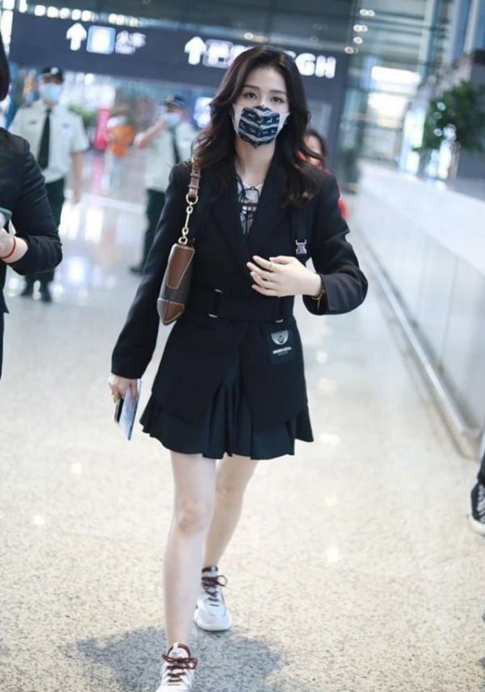白鹿机场街拍:上身御姐西装配下身萌妹短裙,太会穿了