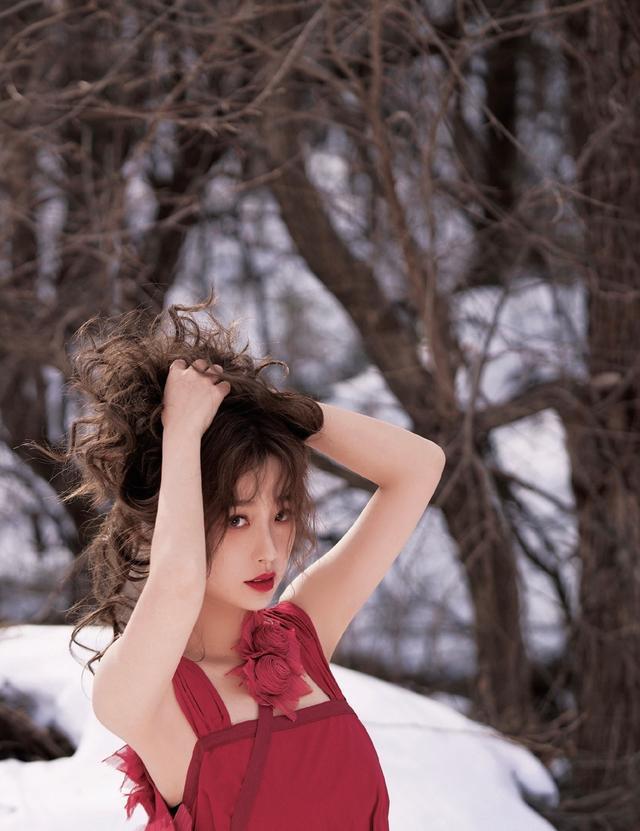 虞书欣大雪地里穿吊带裙扮“在逃公主”,真是不怕冷