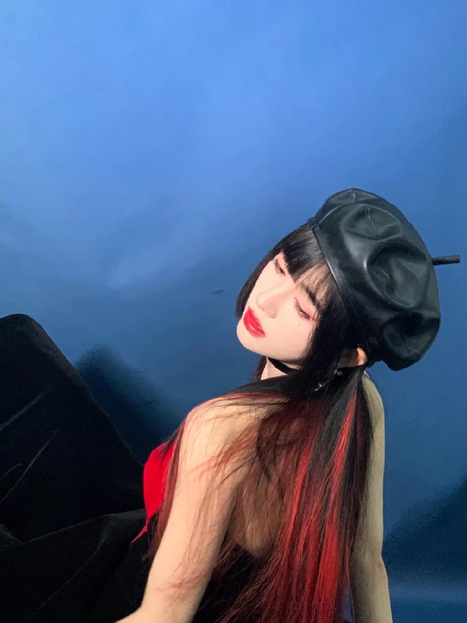 鞠婧祎穿红色衣服戴贝雷帽超美艳！大秀香肩性感撩人