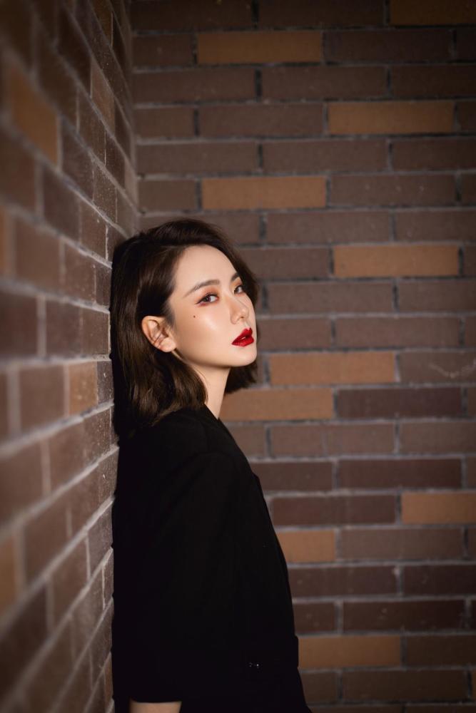 戚薇西装短裙配烈焰红唇成女霸总模板，性感又大气