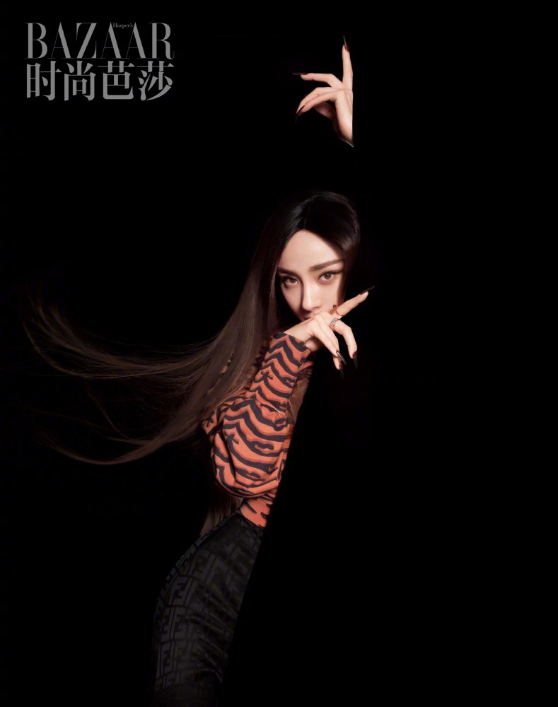 杨幂“虎年”首个大刊曝光！穿豹纹套装气场全开
