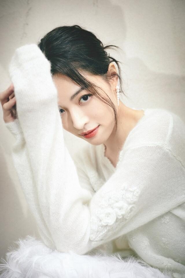 钟楚曦穿吊带羽毛裙温柔又性感,直角肩让人羡慕