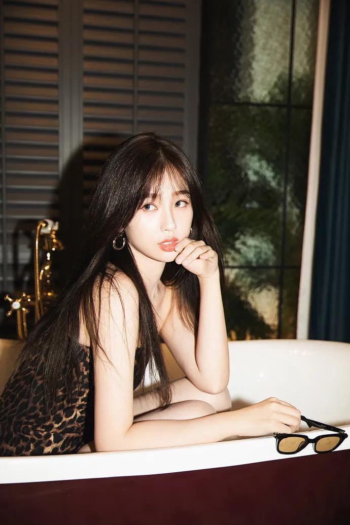 虞书欣穿抹胸豹纹短裙超美!魔鬼身材妩媚性感