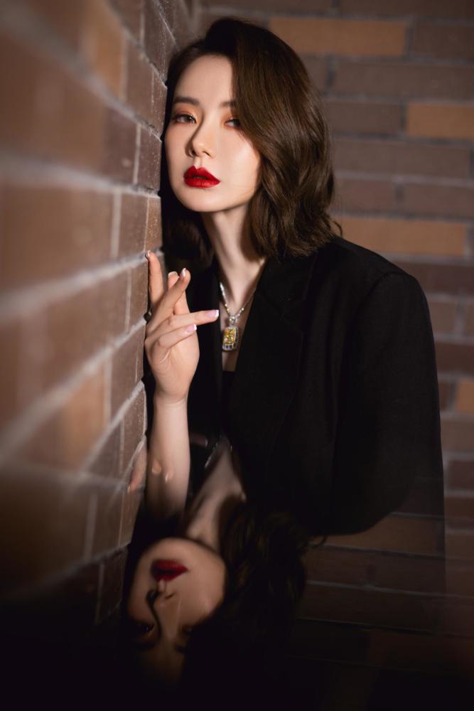 戚薇西装短裙配烈焰红唇成女霸总模板，性感又大气