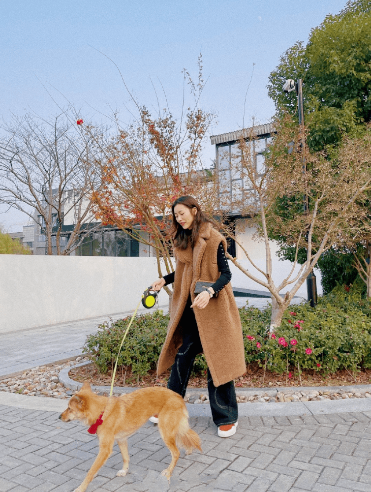 刘雯用基础款简单穿出的时尚感，普通人模仿不来