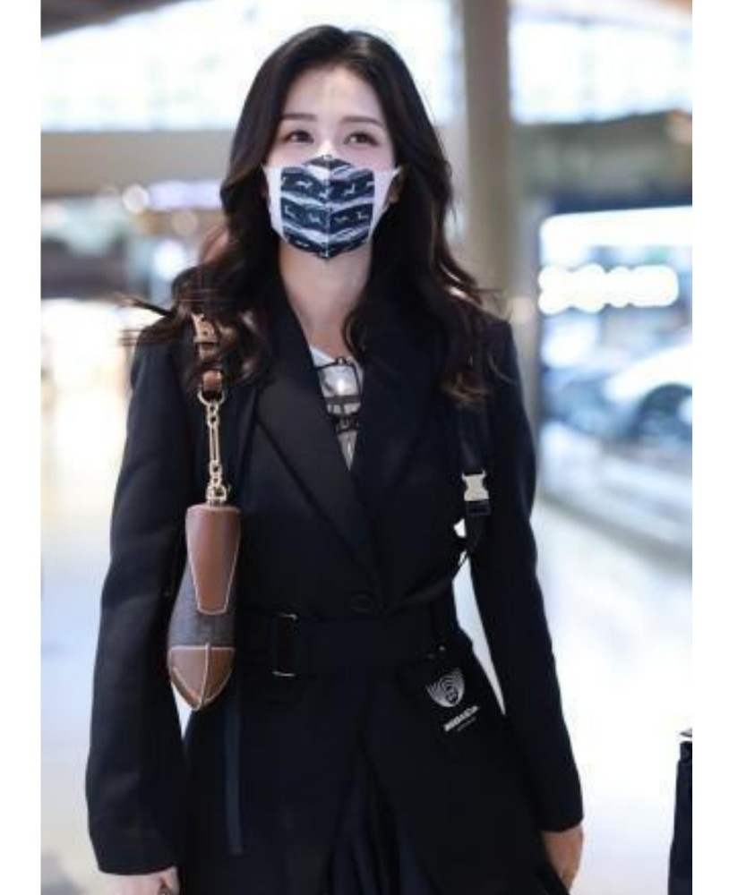 白鹿机场街拍:上身御姐西装配下身萌妹短裙,太会穿了