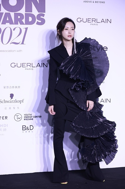 于文文穿“扇子西装”配长耳坠，高级超酷飒太迷人 时尚 第7张