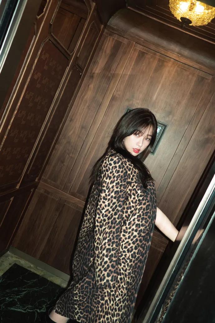 虞书欣穿抹胸豹纹短裙超美!魔鬼身材妩媚性感
