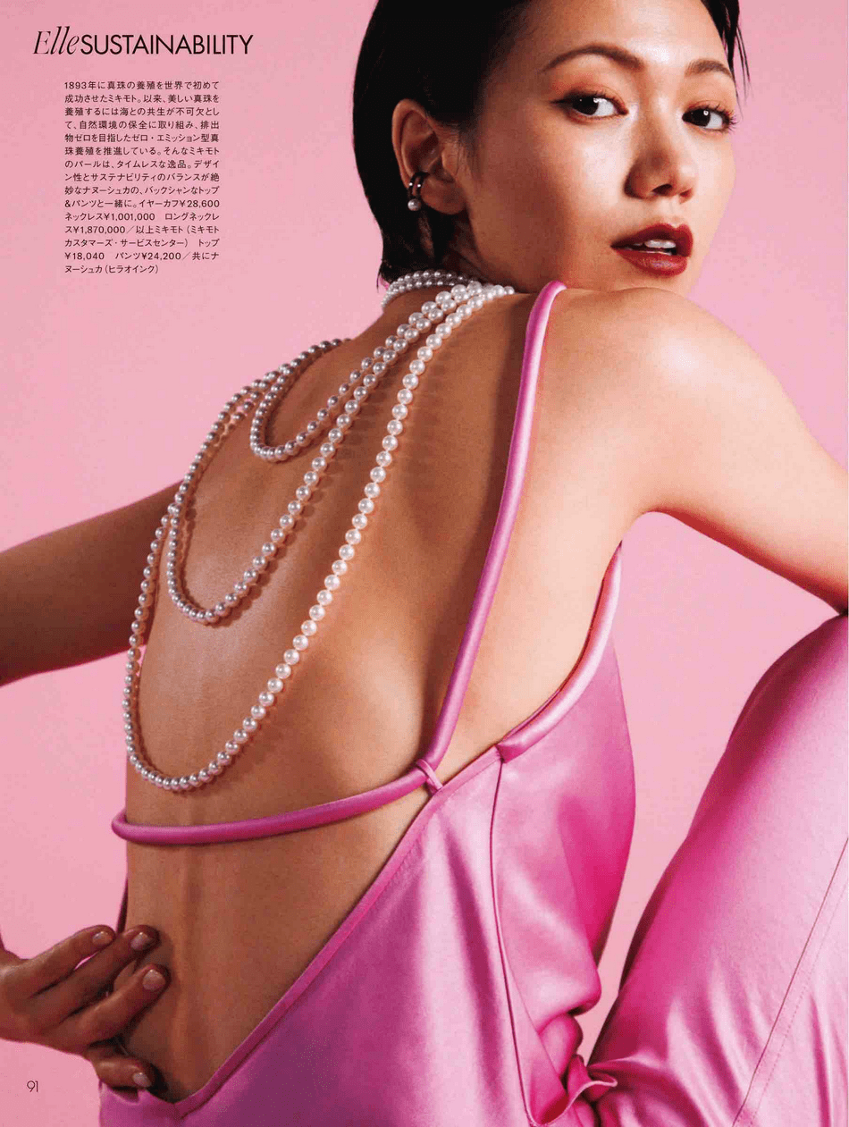 日本女星二阶堂富美杂志大秀玉背!身材绝佳太性感撩人